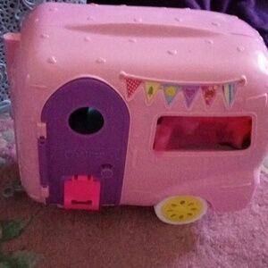 Chelsea Pink Camper Van Kitchen Accessory Set with Yellow Fridge -& Dogs